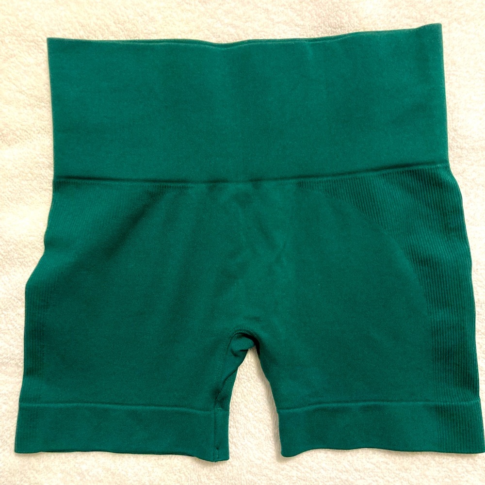 Set Active Sculptflex Biker Shorts in Mojito, Size Medium, Worn Once